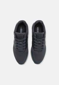 Zapatillas deportivas de color gris oscuro con materiales de malla y sintéticos, punta redonda, sistema de cordones y la marca "BORG" en los laterales.