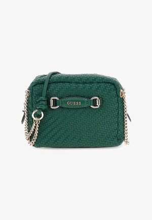 Sac à main tressé vert avec des accents en chaîne dorée, de forme rectangulaire et un logo sur le devant. Fermeture zippée et bandoulière réglable.