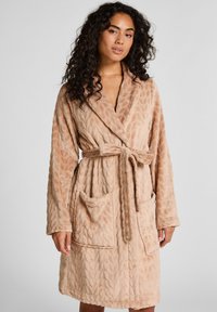 Hellbeige, strukturiertes Frottee-Bademantel mit Schalkragen, Gürtel und zwei vorderen Taschen, verziert mit einem Blättermuster und langen Ärmeln.