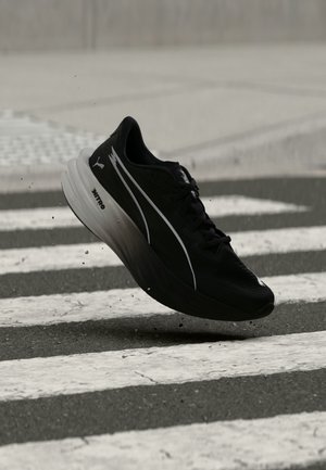 Puma, DEVIATE PURE NITRO - Обувки за бягане по асфалт - black/flat dark gray/silver coloured