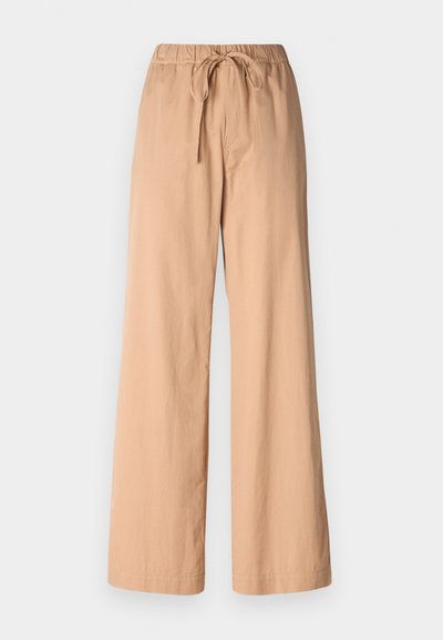 Pantalones beige de pierna ancha con una cinturilla elástica y cordón de ajuste. Fabricados con un material ligero, presentan una textura suave y líneas limpias.