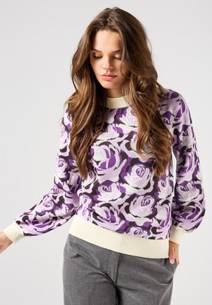 Maglione a fantasia floreale viola con polsini e orlo a coste color crema, realizzato in un tessuto morbido. Il design presenta grandi rose e una vestibilità comoda.