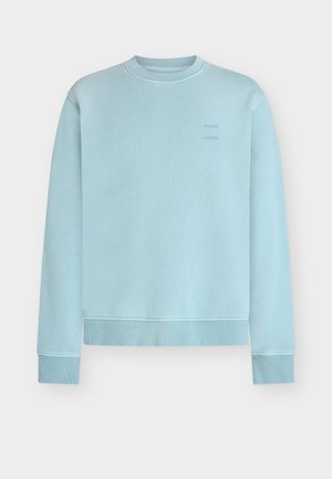 Ανοιχτό μπλε φούτερ με στρογγυλή λαιμόκοψη, ριμπ μανσέτες και τελείωμα, με διακριτικό μικρό κείμενο στο πάνω μέρος του στήθους.