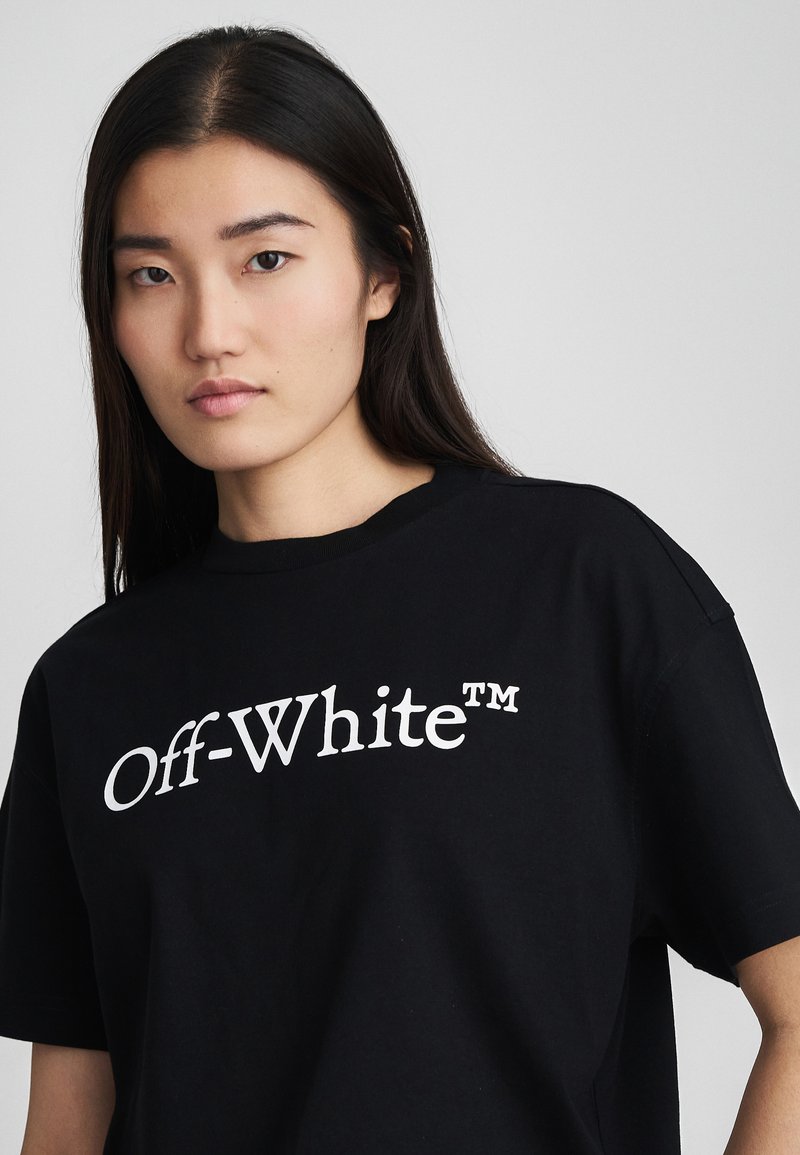 Czarny bawełniany t-shirt z białym logo "Off-White™", okrągłym dekoltem, luźnym krojem, krótkimi rękawami i gładką teksturą.