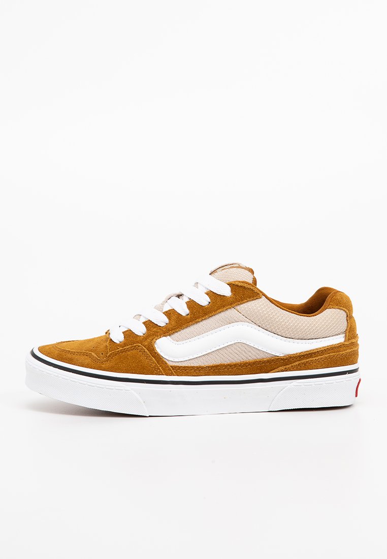 Zapatilla baja de ante marrón y malla beige, con una franja lateral blanca, cordones blancos y suela de goma negra con acento rojo.