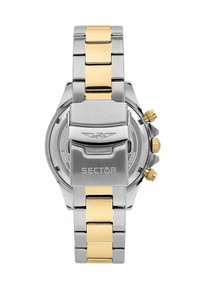 Bracciale in acciaio inossidabile argento e oro, con finitura spazzolata e maglie lucidate. Presenta incisioni visibili e tre pulsanti laterali.