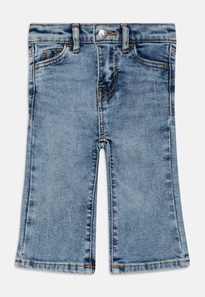 Shorts di denim in blu chiaro con una finitura sfumata, design a cinque tasche e chiusura con bottone. Presentano gambe leggermente svasate e cuciture visibili.