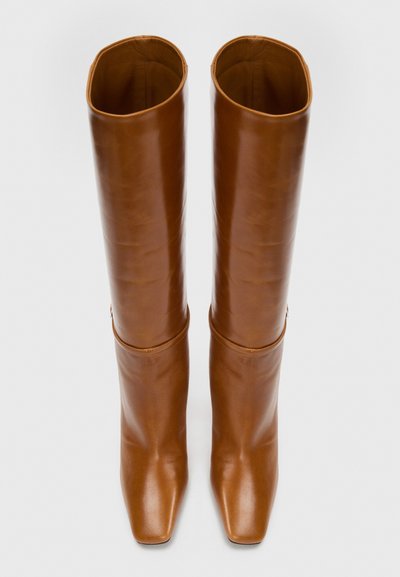 Botas de cuero marrón hasta la rodilla con una punta cuadrada, textura suave, hardware mínimo y un diseño elegante y ajustado.
