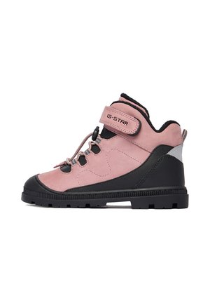 Pink-schwarzer High-Top-Sneaker mit Klettverschluss, beschriftet mit "G-STAR", Schnürung vorne, robustem Sohlenprofil und gepolstertem Knöchelbereich.