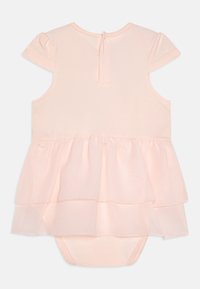 Jasnoróżowa sukienka z bufkami, warstwową spódnicą z szyfonu i zapięciem na zatrzask z tyłu. Miękki bawełniany materiał zapewniający komfort.