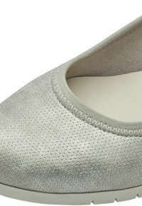 Sudraba slip-on kurpes ar teksturētu augšdaļu un noapaļotu pirkstu daļu. Atšķirīga gluda elastīga apmale un mīksts iekšējais pupu. Plaks gumijas zole.