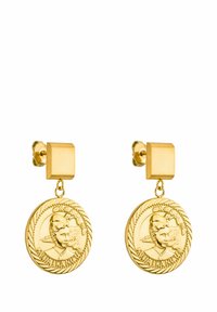 Goldfarbene Ohrringe mit quadratischem Stein und einem hängenden runden Anhänger mit geprägt dargestelltem Gesicht und dekorativem Randdetail.