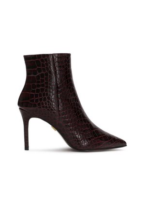 Stivale alla caviglia color bordeaux realizzato in pelle goffrata a coccodrillo, con punta affusolata, tacco a stiletto e design senza cuciture.