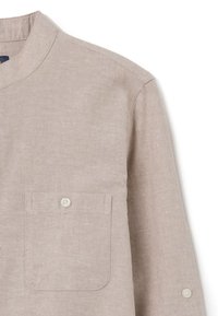 Hellbeige Leinenhemd mit Stehkragen, einer Brusttasche und Knopfdetails an den Ärmeln. Weiche Textur und leichtes Design.