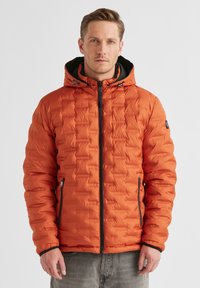 Oranger Puffer-Jacke mit strukturiertem, gestepptem Design, mit Reißverschlusstaschen und einer schwarzen Kapuze. Sie verfügt über einen Reißverschluss vorne und elastische Bündchen.