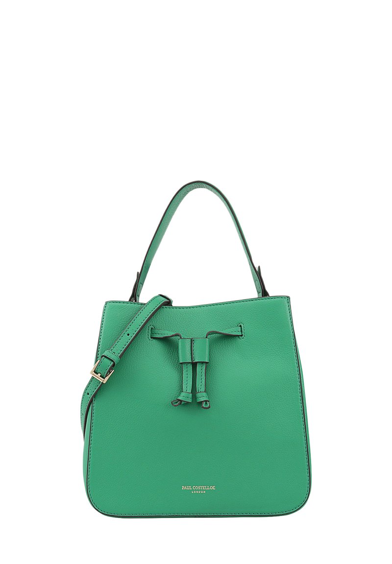 Groene leren emmer tas met een trekkoordsluiting, verstelbare schouderband en gestempelde branding aan de voorkant. Soepele textuur.