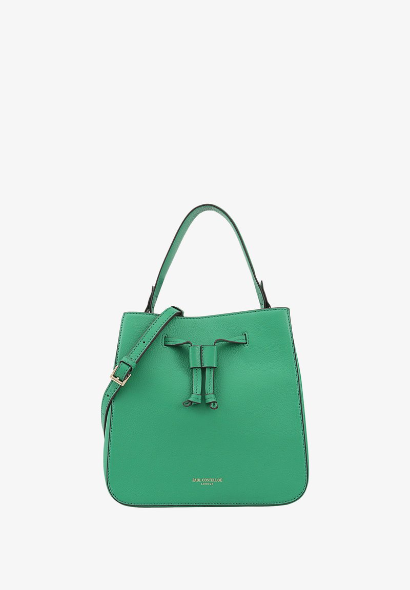 Groene leren emmer tas met een trekkoordsluiting, verstelbare schouderband en gestempelde branding aan de voorkant. Soepele textuur.