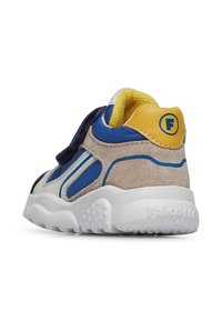 Scarpa sportiva blu e beige con strap in velcro, suola in gomma e collare imbottito; presenta accenti in suede testurizzato e rete.