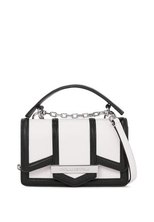 Schwarz-weiße Lederhandtasche mit strukturiertem Design, ausgestattet mit einer Kette und einem oberen Griff sowie einem metallischen Logo-Akzent auf der Vorderseite.