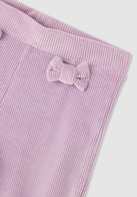 Pantaloni in corduroy lilla con una finitura morbida e testurizzata e un dettaglio decorativo a fiocco sulla vita.