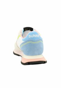 Sneaker con tacco blu in suede, corpo in rete bianca e dettagli rosa. Presenta il nome del marchio "SUN68" in bianco sul tacco. Suola nera piatta.