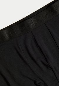 Černé boxerky z měkkého, pružného materiálu s hladkým pasem, na kterém je vyražen název značky "AUTOGRAPH".