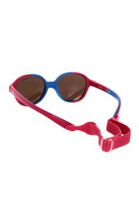 Occhiali da sole colorati con montatura rosa e blu, lenti marroni scuri e una fascia regolabile per una vestibilità sicura. Forma rotonda con superficie liscia.