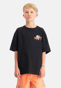 Zwarte katoenen t-shirt met korte mouwen en een kleurrijk grafisch logo op de linkerkant van de borst. Rechte zoom en een ontspannen pasvorm.