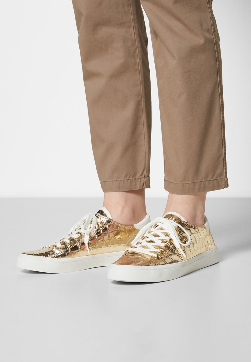 guess khaki trainers