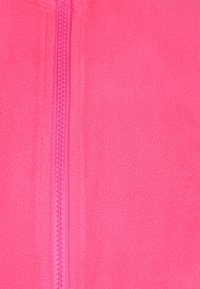 Helles pinkes Fleece-Gewebe mit einem passenden pinken Kunststoffreißverschluss, der vertikal durch die Mitte verläuft.