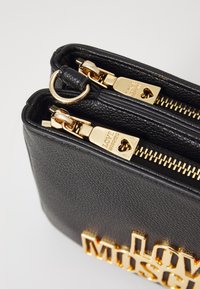 Love Moschino CUT OUT LOGO - Schoudertas - nero