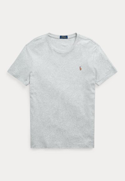 Svijetlosiva majica kratkih rukava s okruglim izrezom i malim izvezenim logom Polo Ralph Lauren na lijevoj strani prsa.