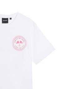 T-shirt bianco a maniche corte in cotone, con un design grafico circolare rosa che presenta bandiere e la scritta "Game of Two Halves". Etichetta visibile.