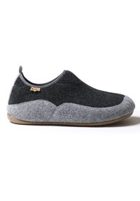 Chaussons en feutre gris et noir avec un dessus texturé, une semelle contrastante et une petite boucle à l'arrière. Construction souple, design minimaliste.