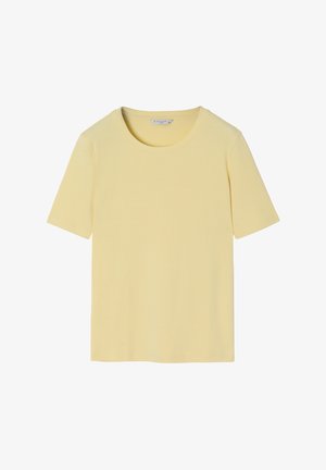 Koszulka z krótkim rękawem, okrągłym dekoltem w miękkim, jasnym żółtym materiale. Posiada luźny krój i brak widocznych wzorów lub elementów metalowych.