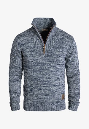 Kootud kampsun, tumesinine kergelt heledate triipudega, kõrge kaelusega, pool-k tõmblukuga, ribakudumisega mansetid ja äär, nahkistmeline detail.