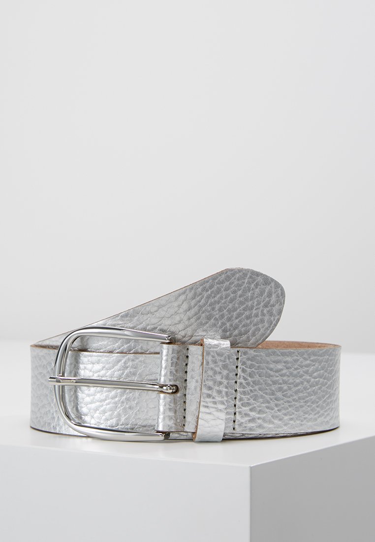Ceinture en cuir argenté avec une finition texturée, dotée d'une boucle métallique et d'un bord lisse cousu. La ceinture s'effile vers une extrémité arrondie.