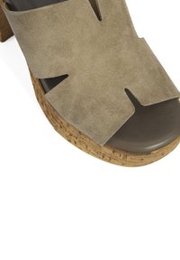 Beige suède platform sandaal met een uitgesneden ontwerp, kurkachtig getextureerde zool en een gladde donkere voering.