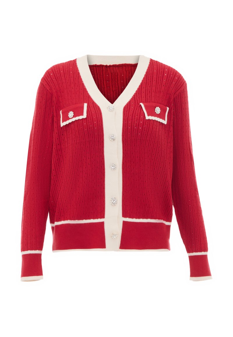 Röd cardigan med texturerad stickning, vit kant, två bröstfickor och dekorativa knappar. Den har V-ringning och långa ärmar.
