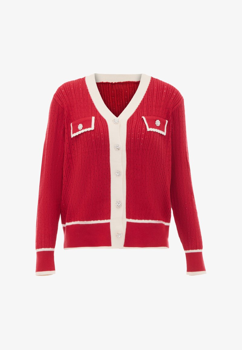 Röd cardigan med texturerad stickning, vit kant, två bröstfickor och dekorativa knappar. Den har V-ringning och långa ärmar.