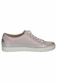 Roosa nahast sneakerid hõbedaste aktsentidega, ümar ava ja valge kummist tald. Omab valgeid paelu ja sileda viimistlusega pinna.