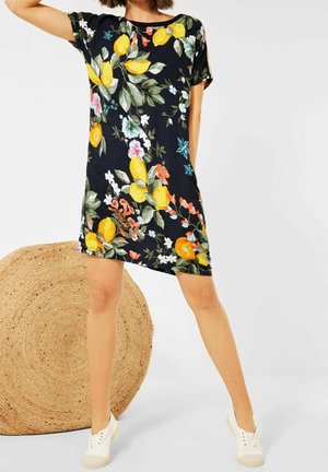 Abito floreale con sfondo blu notte, limoni gialli e fiori multicolori. Realizzato in tessuto leggero, maniche corte e vestibilità comoda.