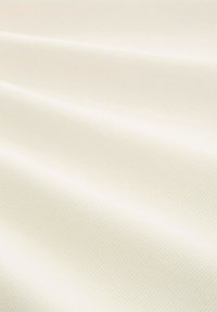 Lichtbeige stof met een subtiel textuurpatroon, dat gladde, golvende plooien en een zachte, matte afwerking toont. Ideaal voor bekleding of kleding.