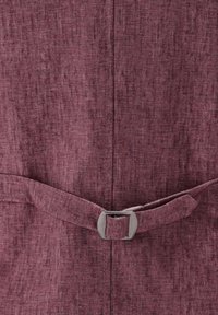 Bordeauxfarbener Stoff mit strukturierter Oberfläche. Verfügt über einen vorderen Verschlussgürtel mit einer silbernen rechteckigen Schnalle. Schlichtes, einfaches Design.