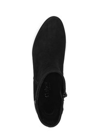 Bottine en daim noir avec un bout arrondi, une texture lisse et une fermeture à glissière latérale pour un accès facile. Design minimal et silhouette épurée.