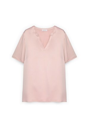 Blusa de manga corta de color rosa claro con un escote ancho en V y un ajuste relajado, mostrada sobre un fondo blanco.