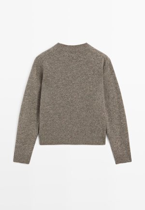 Brun strikket langærmet trøje med ribbede manchetter, kant og rund halsudskæring, vist fra ryggen på en hvid baggrund.