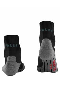 Chaussettes noires avec des sections grises au talon et à l'orteil, avec des côtes en haut et des accents rouges. Le logo "FALKE" est affiché à l'arrière dans une couleur contrastante.
