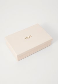 Scatola regalo rettangolare Liu Jo in rosa pallido, con una finitura opaca liscia e logo dorato sulla parte superiore. Design semplice ed elegante con coperchio.