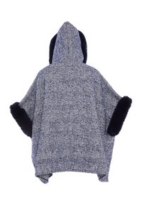 Huvtröja i blått fiskbensmönster. Har svart fuskpäls på huvan och ärmarna. Mjuk textur, lös passform och inga synliga sömmar.